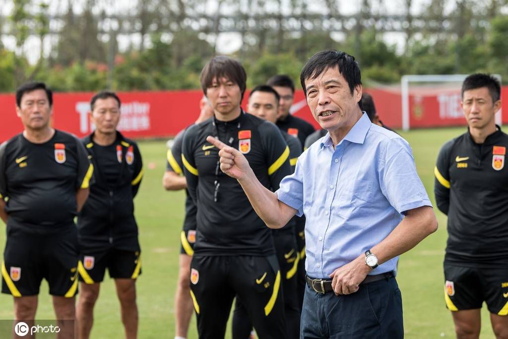 第32分钟，拜仁右路禁区线定位球机会，萨内直接打门被努贝尔扑出。